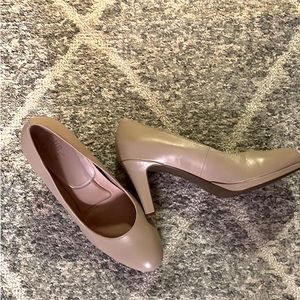 BRAND NEW Nude pumps size 9 naturalizer